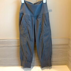 Lululemon Women’s Align Jogger Crop 19” inseam, Grey